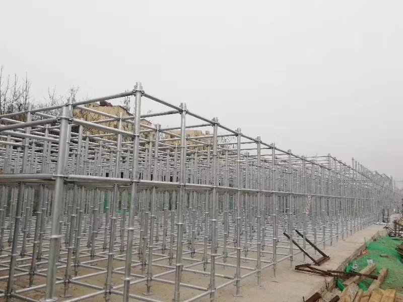 搭建腳手架橫向掃地桿與縱向掃地桿時(shí)，怎么設(shè)置好？ (圖1)